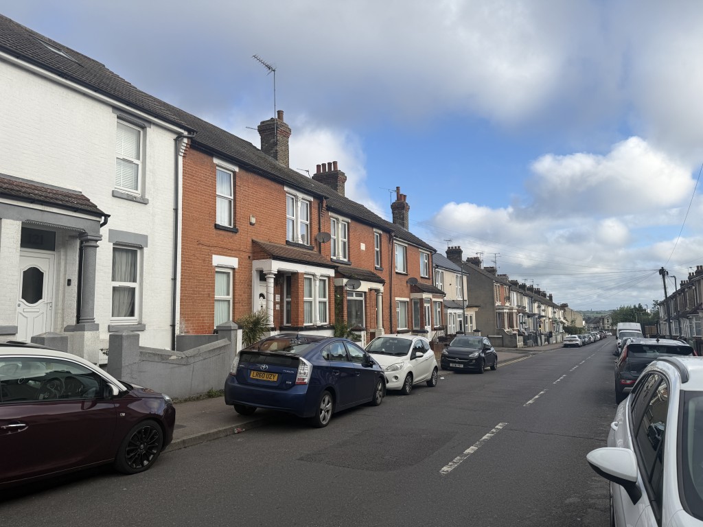 Lot: 140 - DOUBLE FRONTED HOUSE IN NEED OF REFURBISHMENT - Street scene for House in Need of Refurbishment
